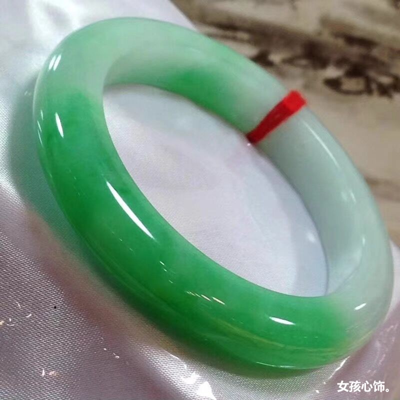 Bracelets - Een natuurlijk, perfect rond, helder groen