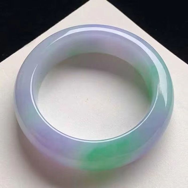 Bracelets - Een armband van jade met een
