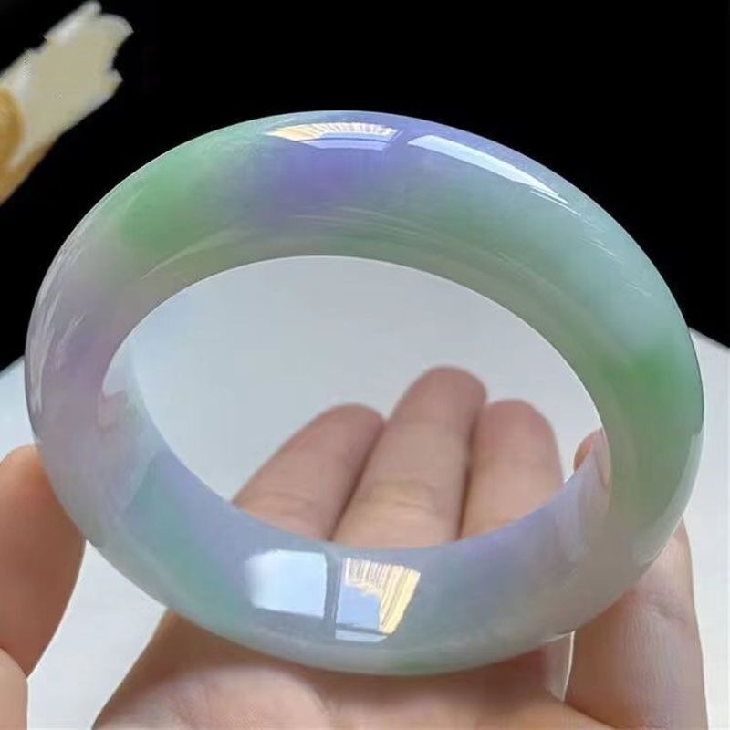 Een armband van jade met een i - Bracelets recensie en prijs
