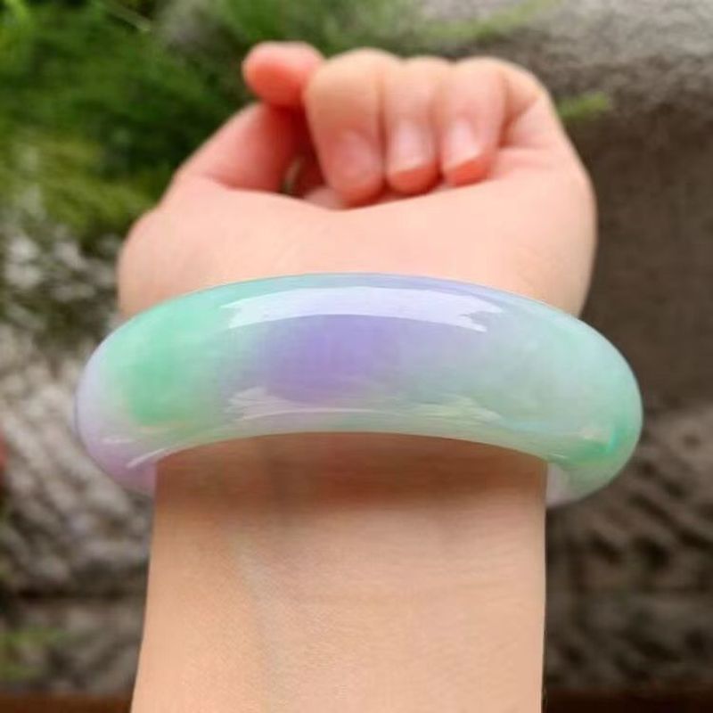 Een armband van jade met een i - Bracelets recensie en prijs