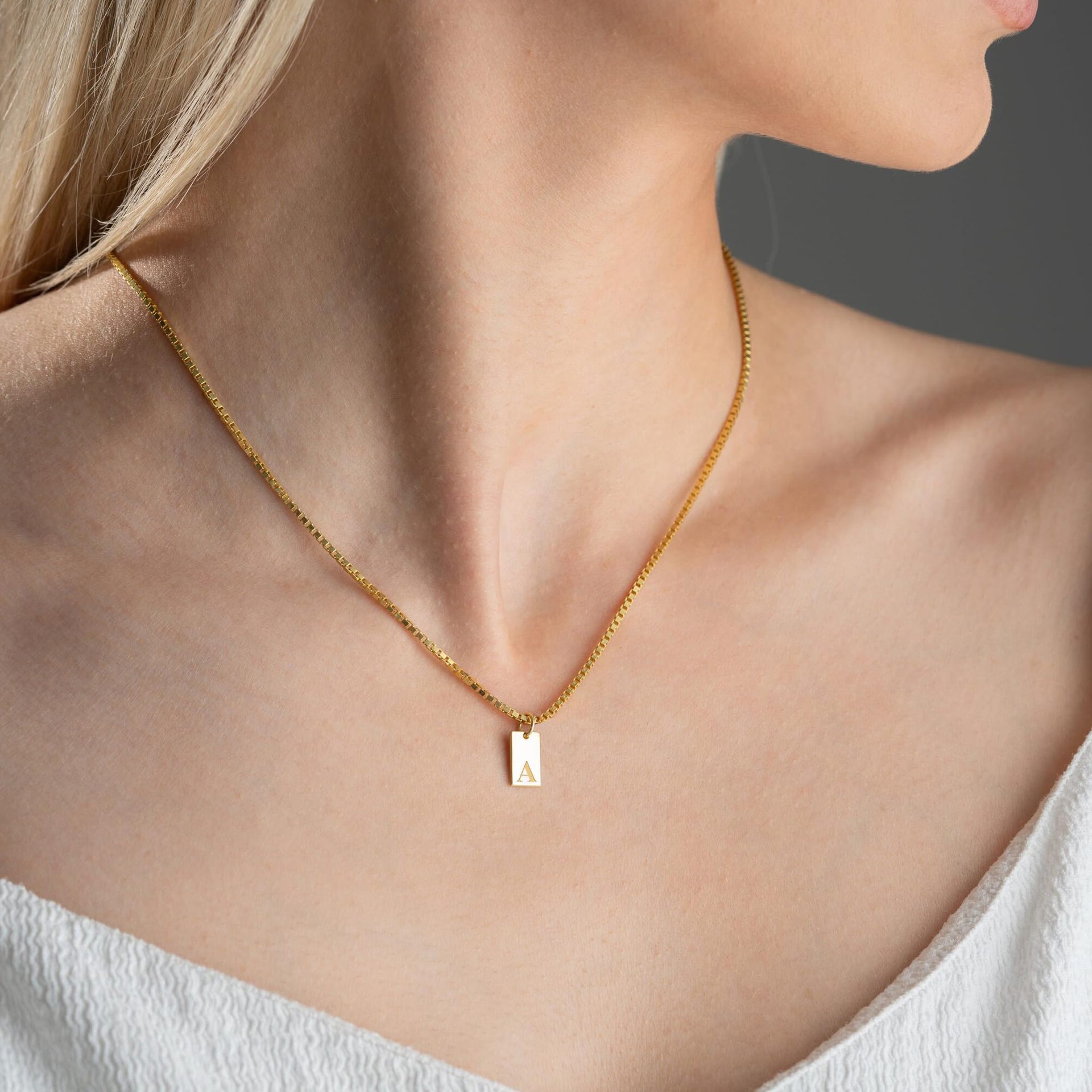 Tiny Square 26 Beginletters Ta - Initial Letter Necklace 18K Gold recensie en prijs